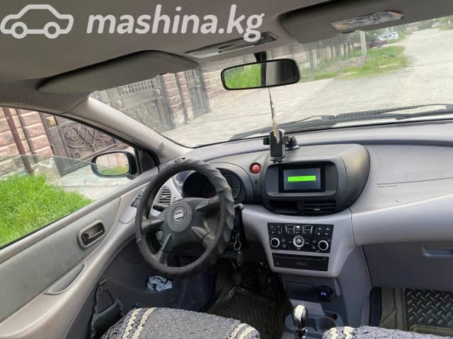 Nissan Almera Tino 1.8 MT